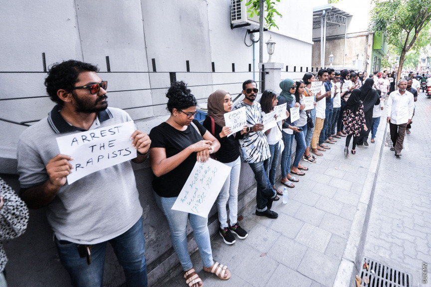 ޖެނުއަރީ 17، 2020: ކަނޑުހުޅުދޫގައި ދެ އަހަރު ނުވާ ތުއްތު އަންހެން ކުއްޖަކު ޖިންސީ އަނިޔާ ދީ ރޭޕް ކުރި މައްސަލައިގައި މާލޭގައި ކުރި އިހުތިޖާޖްގެ ތެރެއިން -- ސަން ފޮޓޯ/ ފަޔާޒު މޫސާ 