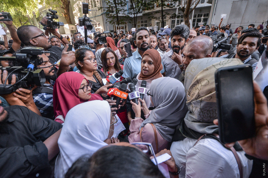 ޖެނުއަރީ 17، 2020: ކަނޑުހުޅުދޫގައި ދެ އަހަރު ނުވާ ތުއްތު އަންހެން ކުއްޖަކު ޖިންސީ އަނިޔާ ދީ ރޭޕް ކުރި މައްސަލައިގައި މާލޭގައި ކުރި އިހުތިޖާޖްގެ ތެރެއިން -- ސަން ފޮޓޯ/ ފަޔާޒު މޫސާ 