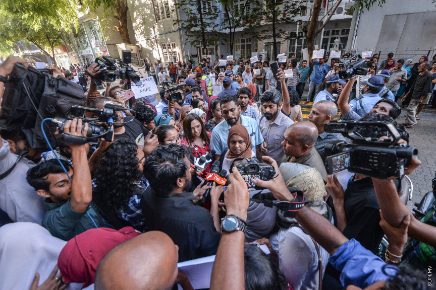 ޖެނުއަރީ 17، 2020: ކަނޑުހުޅުދޫގައި ދެ އަހަރު ނުވާ ތުއްތު އަންހެން ކުއްޖަކު ޖިންސީ އަނިޔާ ދީ ރޭޕް ކުރި މައްސަލައިގައި މާލޭގައި ކުރި އިހުތިޖާޖްގެ ތެރެއިން -- ސަން ފޮޓޯ/ ފަޔާޒު މޫސާ 