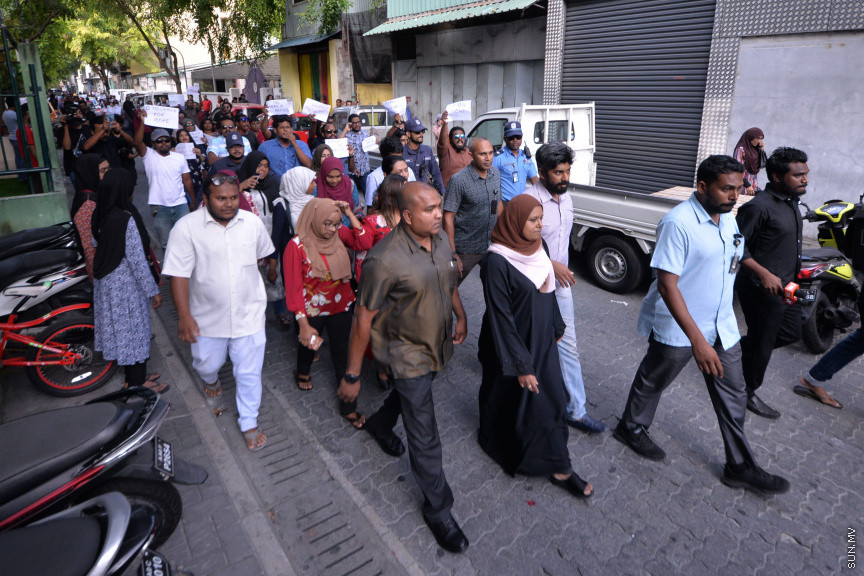 ޖެނުއަރީ 17، 2020: ކަނޑުހުޅުދޫގައި ދެ އަހަރު ނުވާ ތުއްތު އަންހެން ކުއްޖަކު ޖިންސީ އަނިޔާ ދީ ރޭޕް ކުރި މައްސަލައިގައި މާލޭގައި ކުރި އިހުތިޖާޖްގެ ތެރެއިން -- ސަން ފޮޓޯ/ ފަޔާޒު މޫސާ 