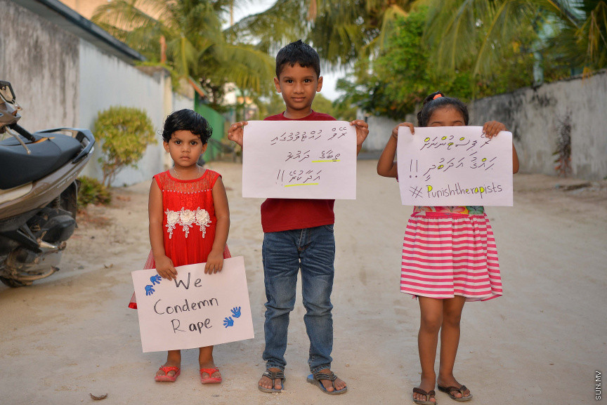 ޖެނުއަރީ 24، 2020: ކުޑަ ކުދިންނަށް ކުރާ ޖިންސީ ގޯނާއާ ދެކޮޅަށް ށ. ފުނަދޫގައި ހަވީރު ބޭއްވި ހަރަކާތުގެ ތެރެއިން: މި ހަރަކާތުގައި ވަނީ ޖިންސީ ގޯނާއަށް ހޭލުންތެރިކުރުމުގެ ގޮތުން މައުލޫމާތު ދީފައި އަދި ޖިންސީ ގޯނާއާ ދެކޮޅަށް ރަށުގެ ހުރިހާ އުމުރެއްގެ މީހުން ބައިވެރިވި ހިނގާލުމެއް ވަނީ ބާއްވާފައި --- ސަން ފޮޓޯ/ މުހައްމަދު އަފްރާހް