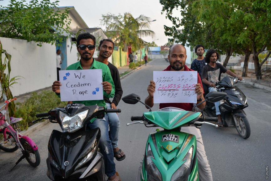 ޖެނުއަރީ 24، 2020: ކުޑަ ކުދިންނަށް ކުރާ ޖިންސީ ގޯނާއާ ދެކޮޅަށް ށ. ފުނަދޫގައި ހަވީރު ބޭއްވި ހަރަކާތުގެ ތެރެއިން: މި ހަރަކާތުގައި ވަނީ ޖިންސީ ގޯނާއަށް ހޭލުންތެރިކުރުމުގެ ގޮތުން މައުލޫމާތު ދީފައި އަދި ޖިންސީ ގޯނާއާ ދެކޮޅަށް ރަށުގެ ހުރިހާ އުމުރެއްގެ މީހުން ބައިވެރިވި ހިނގާލުމެއް ވަނީ ބާއްވާފައި --- ސަން ފޮޓޯ/ މުހައްމަދު އަފްރާހް