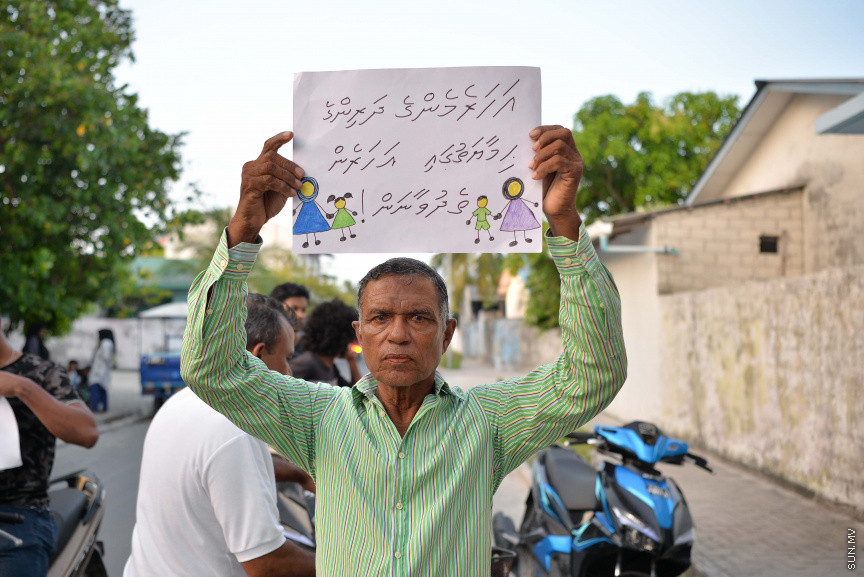 ޖެނުއަރީ 24، 2020: ކުޑަ ކުދިންނަށް ކުރާ ޖިންސީ ގޯނާއާ ދެކޮޅަށް ށ. ފުނަދޫގައި ހަވީރު ބޭއްވި ހަރަކާތުގެ ތެރެއިން: މި ހަރަކާތުގައި ވަނީ ޖިންސީ ގޯނާއަށް ހޭލުންތެރިކުރުމުގެ ގޮތުން މައުލޫމާތު ދީފައި އަދި ޖިންސީ ގޯނާއާ ދެކޮޅަށް ރަށުގެ ހުރިހާ އުމުރެއްގެ މީހުން ބައިވެރިވި ހިނގާލުމެއް ވަނީ ބާއްވާފައި --- ސަން ފޮޓޯ/ މުހައްމަދު އަފްރާހް