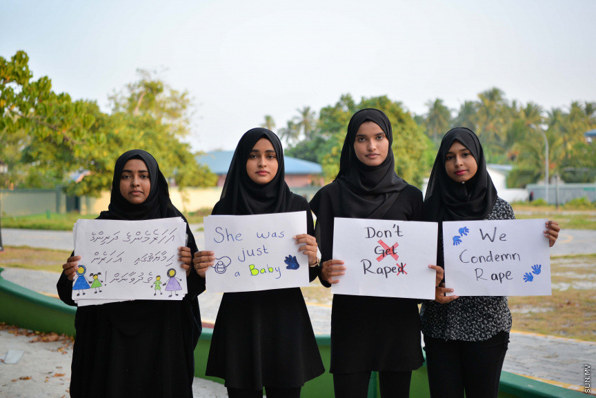 ޖެނުއަރީ 24، 2020: ކުޑަ ކުދިންނަށް ކުރާ ޖިންސީ ގޯނާއާ ދެކޮޅަށް ށ. ފުނަދޫގައި ހަވީރު ބޭއްވި ހަރަކާތުގެ ތެރެއިން: މި ހަރަކާތުގައި ވަނީ ޖިންސީ ގޯނާއަށް ހޭލުންތެރިކުރުމުގެ ގޮތުން މައުލޫމާތު ދީފައި އަދި ޖިންސީ ގޯނާއާ ދެކޮޅަށް ރަށުގެ ހުރިހާ އުމުރެއްގެ މީހުން ބައިވެރިވި ހިނގާލުމެއް ވަނީ ބާއްވާފައި --- ސަން ފޮޓޯ/ މުހައްމަދު އަފްރާހް