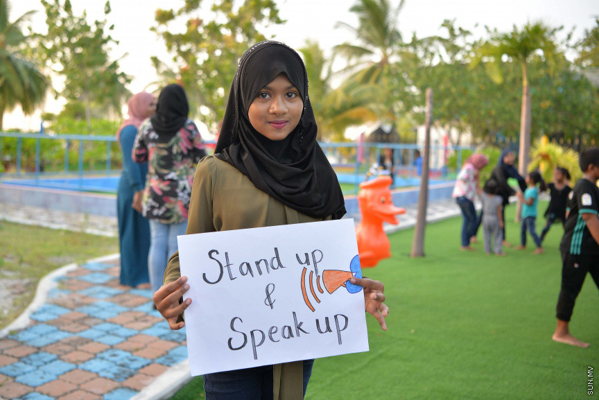ޖެނުއަރީ 24، 2020: ކުޑަ ކުދިންނަށް ކުރާ ޖިންސީ ގޯނާއާ ދެކޮޅަށް ށ. ފުނަދޫގައި ހަވީރު ބޭއްވި ހަރަކާތުގެ ތެރެއިން: މި ހަރަކާތުގައި ވަނީ ޖިންސީ ގޯނާއަށް ހޭލުންތެރިކުރުމުގެ ގޮތުން މައުލޫމާތު ދީފައި އަދި ޖިންސީ ގޯނާއާ ދެކޮޅަށް ރަށުގެ ހުރިހާ އުމުރެއްގެ މީހުން ބައިވެރިވި ހިނގާލުމެއް ވަނީ ބާއްވާފައި --- ސަން ފޮޓޯ/ މުހައްމަދު އަފްރާހް
