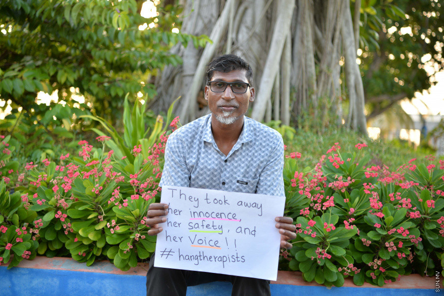 ޖެނުއަރީ 24، 2020: ކުޑަ ކުދިންނަށް ކުރާ ޖިންސީ ގޯނާއާ ދެކޮޅަށް ށ. ފުނަދޫގައި ހަވީރު ބޭއްވި ހަރަކާތުގެ ތެރެއިން: މި ހަރަކާތުގައި ވަނީ ޖިންސީ ގޯނާއަށް ހޭލުންތެރިކުރުމުގެ ގޮތުން މައުލޫމާތު ދީފައި އަދި ޖިންސީ ގޯނާއާ ދެކޮޅަށް ރަށުގެ ހުރިހާ އުމުރެއްގެ މީހުން ބައިވެރިވި ހިނގާލުމެއް ވަނީ ބާއްވާފައި --- ސަން ފޮޓޯ/ މުހައްމަދު އަފްރާހް