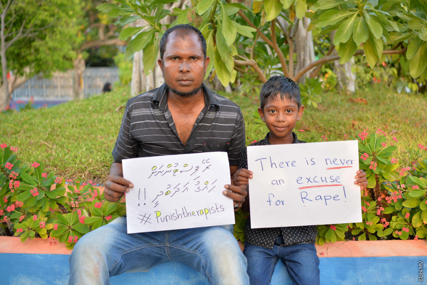 ޖެނުއަރީ 24، 2020: ކުޑަ ކުދިންނަށް ކުރާ ޖިންސީ ގޯނާއާ ދެކޮޅަށް ށ. ފުނަދޫގައި ހަވީރު ބޭއްވި ހަރަކާތުގެ ތެރެއިން: މި ހަރަކާތުގައި ވަނީ ޖިންސީ ގޯނާއަށް ހޭލުންތެރިކުރުމުގެ ގޮތުން މައުލޫމާތު ދީފައި އަދި ޖިންސީ ގޯނާއާ ދެކޮޅަށް ރަށުގެ ހުރިހާ އުމުރެއްގެ މީހުން ބައިވެރިވި ހިނގާލުމެއް ވަނީ ބާއްވާފައި --- ސަން ފޮޓޯ/ މުހައްމަދު އަފްރާހް