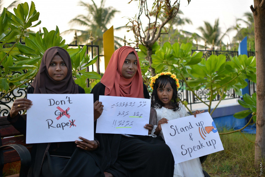 ޖެނުއަރީ 24، 2020: ކުޑަ ކުދިންނަށް ކުރާ ޖިންސީ ގޯނާއާ ދެކޮޅަށް ށ. ފުނަދޫގައި ހަވީރު ބޭއްވި ހަރަކާތުގެ ތެރެއިން: މި ހަރަކާތުގައި ވަނީ ޖިންސީ ގޯނާއަށް ހޭލުންތެރިކުރުމުގެ ގޮތުން މައުލޫމާތު ދީފައި އަދި ޖިންސީ ގޯނާއާ ދެކޮޅަށް ރަށުގެ ހުރިހާ އުމުރެއްގެ މީހުން ބައިވެރިވި ހިނގާލުމެއް ވަނީ ބާއްވާފައި --- ސަން ފޮޓޯ/ މުހައްމަދު އަފްރާހް
