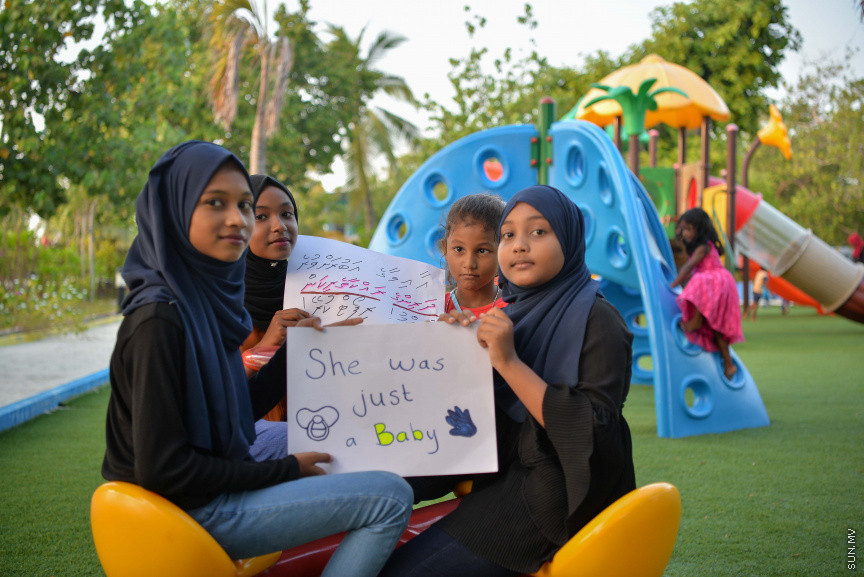 ޖެނުއަރީ 24، 2020: ކުޑަ ކުދިންނަށް ކުރާ ޖިންސީ ގޯނާއާ ދެކޮޅަށް ށ. ފުނަދޫގައި ހަވީރު ބޭއްވި ހަރަކާތުގެ ތެރެއިން: މި ހަރަކާތުގައި ވަނީ ޖިންސީ ގޯނާއަށް ހޭލުންތެރިކުރުމުގެ ގޮތުން މައުލޫމާތު ދީފައި އަދި ޖިންސީ ގޯނާއާ ދެކޮޅަށް ރަށުގެ ހުރިހާ އުމުރެއްގެ މީހުން ބައިވެރިވި ހިނގާލުމެއް ވަނީ ބާއްވާފައި --- ސަން ފޮޓޯ/ މުހައްމަދު އަފްރާހް