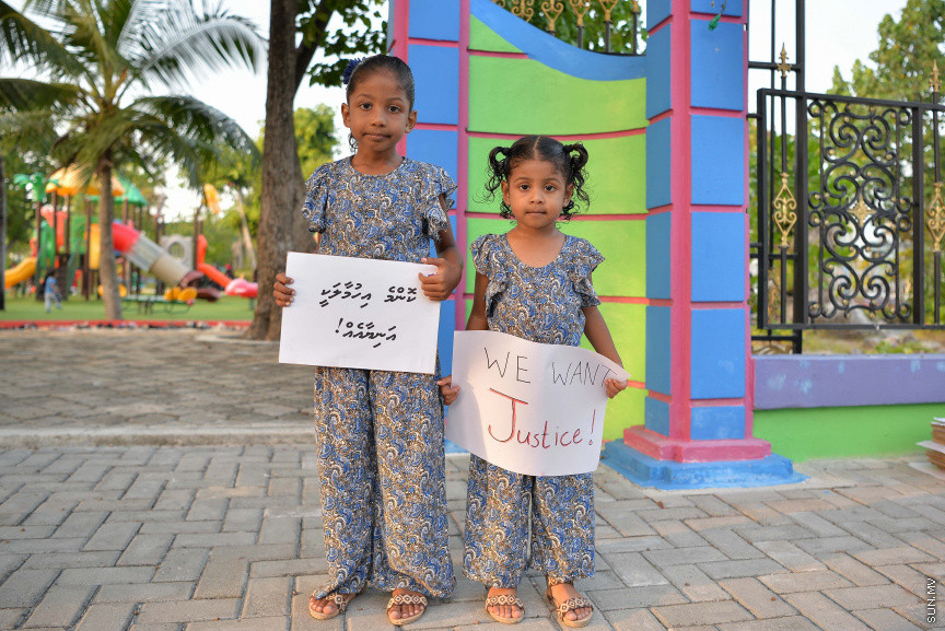 ޖެނުއަރީ 24، 2020: ކުޑަ ކުދިންނަށް ކުރާ ޖިންސީ ގޯނާއާ ދެކޮޅަށް ށ. ފުނަދޫގައި ހަވީރު ބޭއްވި ހަރަކާތުގެ ތެރެއިން: މި ހަރަކާތުގައި ވަނީ ޖިންސީ ގޯނާއަށް ހޭލުންތެރިކުރުމުގެ ގޮތުން މައުލޫމާތު ދީފައި އަދި ޖިންސީ ގޯނާއާ ދެކޮޅަށް ރަށުގެ ހުރިހާ އުމުރެއްގެ މީހުން ބައިވެރިވި ހިނގާލުމެއް ވަނީ ބާއްވާފައި --- ސަން ފޮޓޯ/ މުހައްމަދު އަފްރާހް