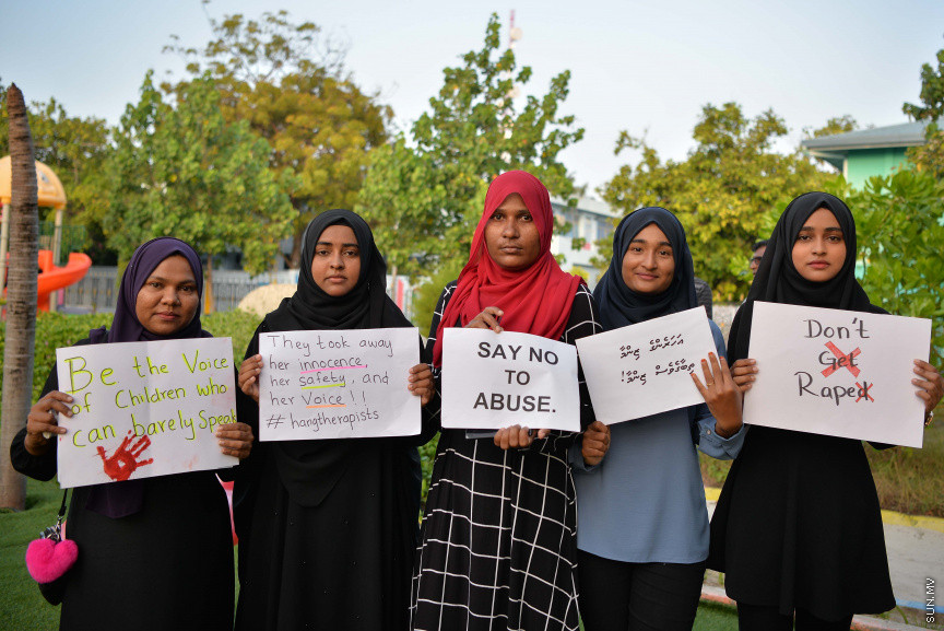 ޖެނުއަރީ 24، 2020: ކުޑަ ކުދިންނަށް ކުރާ ޖިންސީ ގޯނާއާ ދެކޮޅަށް ށ. ފުނަދޫގައި ހަވީރު ބޭއްވި ހަރަކާތުގެ ތެރެއިން: މި ހަރަކާތުގައި ވަނީ ޖިންސީ ގޯނާއަށް ހޭލުންތެރިކުރުމުގެ ގޮތުން މައުލޫމާތު ދީފައި އަދި ޖިންސީ ގޯނާއާ ދެކޮޅަށް ރަށުގެ ހުރިހާ އުމުރެއްގެ މީހުން ބައިވެރިވި ހިނގާލުމެއް ވަނީ ބާއްވާފައި --- ސަން ފޮޓޯ/ މުހައްމަދު އަފްރާހް