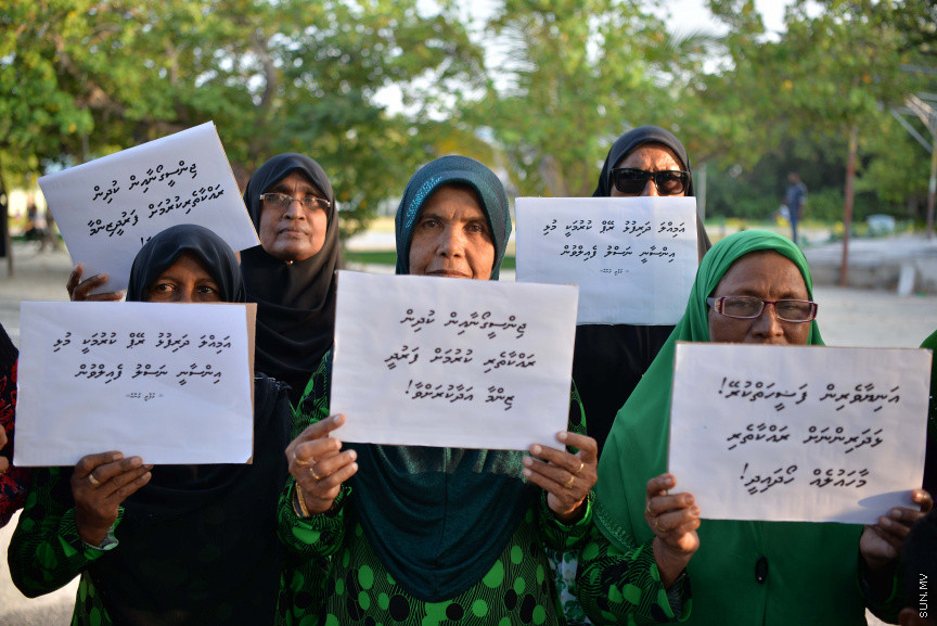 ޖެނުއަރީ 24، 2020: ކުޑަ ކުދިންނަށް ކުރާ ޖިންސީ ގޯނާއާ ދެކޮޅަށް ށ. ފުނަދޫގައި ހަވީރު ބޭއްވި ހަރަކާތުގެ ތެރެއިން: މި ހަރަކާތުގައި ވަނީ ޖިންސީ ގޯނާއަށް ހޭލުންތެރިކުރުމުގެ ގޮތުން މައުލޫމާތު ދީފައި އަދި ޖިންސީ ގޯނާއާ ދެކޮޅަށް ރަށުގެ ހުރިހާ އުމުރެއްގެ މީހުން ބައިވެރިވި ހިނގާލުމެއް ވަނީ ބާއްވާފައި --- ސަން ފޮޓޯ/ މުހައްމަދު އަފްރާހް