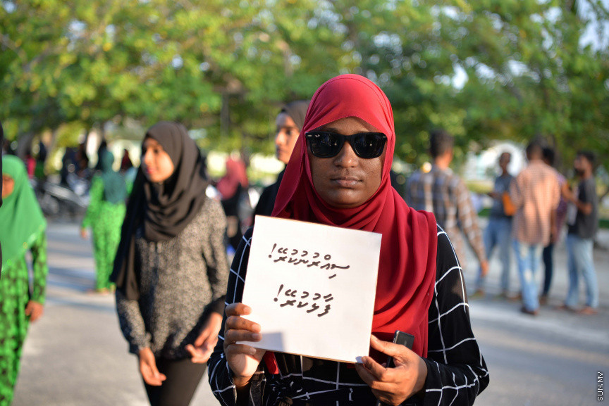 ޖެނުއަރީ 24، 2020: ކުޑަ ކުދިންނަށް ކުރާ ޖިންސީ ގޯނާއާ ދެކޮޅަށް ށ. ފުނަދޫގައި ހަވީރު ބޭއްވި ހަރަކާތުގެ ތެރެއިން: މި ހަރަކާތުގައި ވަނީ ޖިންސީ ގޯނާއަށް ހޭލުންތެރިކުރުމުގެ ގޮތުން މައުލޫމާތު ދީފައި އަދި ޖިންސީ ގޯނާއާ ދެކޮޅަށް ރަށުގެ ހުރިހާ އުމުރެއްގެ މީހުން ބައިވެރިވި ހިނގާލުމެއް ވަނީ ބާއްވާފައި --- ސަން ފޮޓޯ/ މުހައްމަދު އަފްރާހް