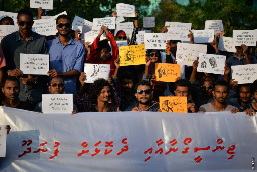 ޖެނުއަރީ 24، 2020: ކުޑަ ކުދިންނަށް ކުރާ ޖިންސީ ގޯނާއާ ދެކޮޅަށް ށ. ފުނަދޫގައި ހަވީރު ބޭއްވި ހަރަކާތުގެ ތެރެއިން: މި ހަރަކާތުގައި ވަނީ ޖިންސީ ގޯނާއަށް ހޭލުންތެރިކުރުމުގެ ގޮތުން މައުލޫމާތު ދީފައި އަދި ޖިންސީ ގޯނާއާ ދެކޮޅަށް ރަށުގެ ހުރިހާ އުމުރެއްގެ މީހުން ބައިވެރިވި ހިނގާލުމެއް ވަނީ ބާއްވާފައި --- ސަން ފޮޓޯ/ މުހައްމަދު އަފްރާހް