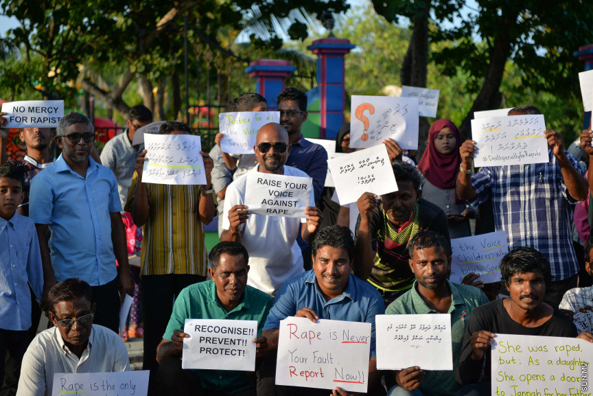 ޖެނުއަރީ 24، 2020: ކުޑަ ކުދިންނަށް ކުރާ ޖިންސީ ގޯނާއާ ދެކޮޅަށް ށ. ފުނަދޫގައި ހަވީރު ބޭއްވި ހަރަކާތުގެ ތެރެއިން: މި ހަރަކާތުގައި ވަނީ ޖިންސީ ގޯނާއަށް ހޭލުންތެރިކުރުމުގެ ގޮތުން މައުލޫމާތު ދީފައި އަދި ޖިންސީ ގޯނާއާ ދެކޮޅަށް ރަށުގެ ހުރިހާ އުމުރެއްގެ މީހުން ބައިވެރިވި ހިނގާލުމެއް ވަނީ ބާއްވާފައި --- ސަން ފޮޓޯ/ މުހައްމަދު އަފްރާހް