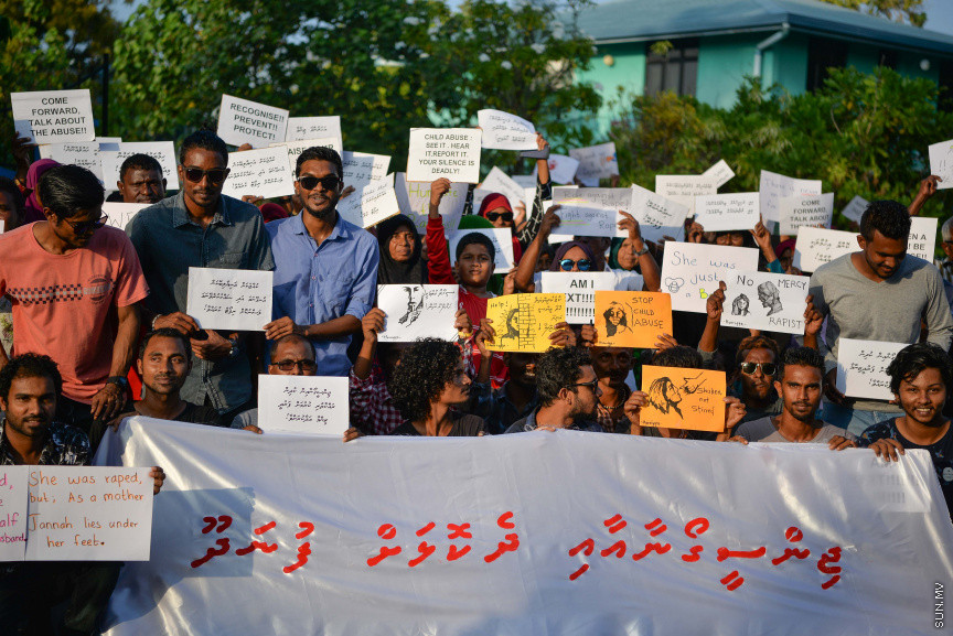 ޖެނުއަރީ 24، 2020: ކުޑަ ކުދިންނަށް ކުރާ ޖިންސީ ގޯނާއާ ދެކޮޅަށް ށ. ފުނަދޫގައި ހަވީރު ބޭއްވި ހަރަކާތުގެ ތެރެއިން: މި ހަރަކާތުގައި ވަނީ ޖިންސީ ގޯނާއަށް ހޭލުންތެރިކުރުމުގެ ގޮތުން މައުލޫމާތު ދީފައި އަދި ޖިންސީ ގޯނާއާ ދެކޮޅަށް ރަށުގެ ހުރިހާ އުމުރެއްގެ މީހުން ބައިވެރިވި ހިނގާލުމެއް ވަނީ ބާއްވާފައި --- ސަން ފޮޓޯ/ މުހައްމަދު އަފްރާހް
