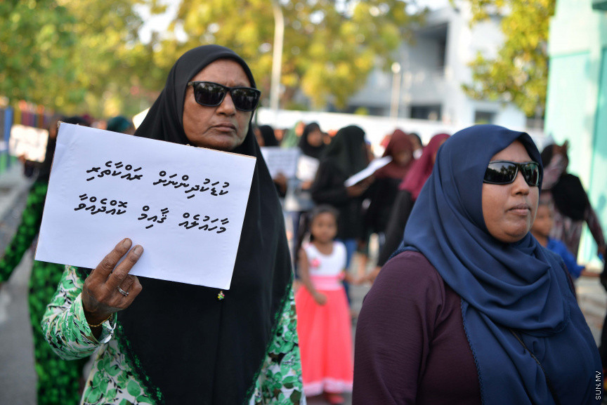 ޖެނުއަރީ 24، 2020: ކުޑަ ކުދިންނަށް ކުރާ ޖިންސީ ގޯނާއާ ދެކޮޅަށް ށ. ފުނަދޫގައި ހަވީރު ބޭއްވި ހަރަކާތުގެ ތެރެއިން: މި ހަރަކާތުގައި ވަނީ ޖިންސީ ގޯނާއަށް ހޭލުންތެރިކުރުމުގެ ގޮތުން މައުލޫމާތު ދީފައި އަދި ޖިންސީ ގޯނާއާ ދެކޮޅަށް ރަށުގެ ހުރިހާ އުމުރެއްގެ މީހުން ބައިވެރިވި ހިނގާލުމެއް ވަނީ ބާއްވާފައި --- ސަން ފޮޓޯ/ މުހައްމަދު އަފްރާހް