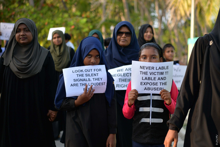 ޖެނުއަރީ 24، 2020: ކުޑަ ކުދިންނަށް ކުރާ ޖިންސީ ގޯނާއާ ދެކޮޅަށް ށ. ފުނަދޫގައި ހަވީރު ބޭއްވި ހަރަކާތުގެ ތެރެއިން: މި ހަރަކާތުގައި ވަނީ ޖިންސީ ގޯނާއަށް ހޭލުންތެރިކުރުމުގެ ގޮތުން މައުލޫމާތު ދީފައި އަދި ޖިންސީ ގޯނާއާ ދެކޮޅަށް ރަށުގެ ހުރިހާ އުމުރެއްގެ މީހުން ބައިވެރިވި ހިނގާލުމެއް ވަނީ ބާއްވާފައި --- ސަން ފޮޓޯ/ މުހައްމަދު އަފްރާހް