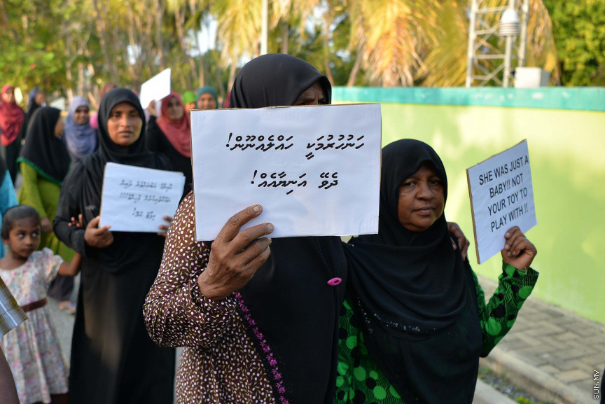 ޖެނުއަރީ 24، 2020: ކުޑަ ކުދިންނަށް ކުރާ ޖިންސީ ގޯނާއާ ދެކޮޅަށް ށ. ފުނަދޫގައި ހަވީރު ބޭއްވި ހަރަކާތުގެ ތެރެއިން: މި ހަރަކާތުގައި ވަނީ ޖިންސީ ގޯނާއަށް ހޭލުންތެރިކުރުމުގެ ގޮތުން މައުލޫމާތު ދީފައި އަދި ޖިންސީ ގޯނާއާ ދެކޮޅަށް ރަށުގެ ހުރިހާ އުމުރެއްގެ މީހުން ބައިވެރިވި ހިނގާލުމެއް ވަނީ ބާއްވާފައި --- ސަން ފޮޓޯ/ މުހައްމަދު އަފްރާހް