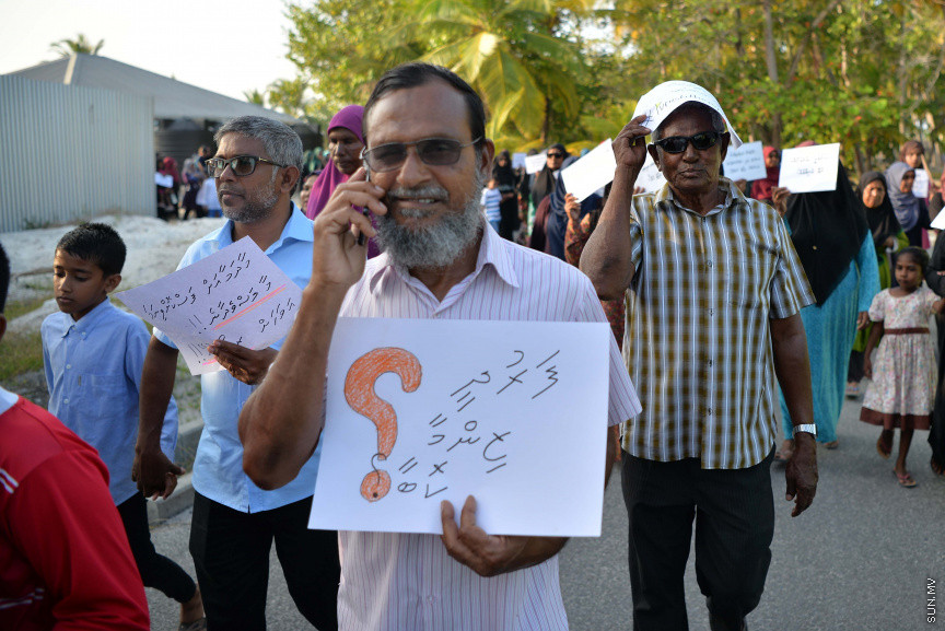 ޖެނުއަރީ 24، 2020: ކުޑަ ކުދިންނަށް ކުރާ ޖިންސީ ގޯނާއާ ދެކޮޅަށް ށ. ފުނަދޫގައި ހަވީރު ބޭއްވި ހަރަކާތުގެ ތެރެއިން: މި ހަރަކާތުގައި ވަނީ ޖިންސީ ގޯނާއަށް ހޭލުންތެރިކުރުމުގެ ގޮތުން މައުލޫމާތު ދީފައި އަދި ޖިންސީ ގޯނާއާ ދެކޮޅަށް ރަށުގެ ހުރިހާ އުމުރެއްގެ މީހުން ބައިވެރިވި ހިނގާލުމެއް ވަނީ ބާއްވާފައި --- ސަން ފޮޓޯ/ މުހައްމަދު އަފްރާހް