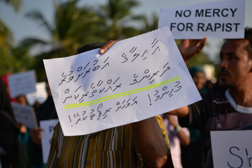 ޖެނުއަރީ 24، 2020: ކުޑަ ކުދިންނަށް ކުރާ ޖިންސީ ގޯނާއާ ދެކޮޅަށް ށ. ފުނަދޫގައި ހަވީރު ބޭއްވި ހަރަކާތުގެ ތެރެއިން: މި ހަރަކާތުގައި ވަނީ ޖިންސީ ގޯނާއަށް ހޭލުންތެރިކުރުމުގެ ގޮތުން މައުލޫމާތު ދީފައި އަދި ޖިންސީ ގޯނާއާ ދެކޮޅަށް ރަށުގެ ހުރިހާ އުމުރެއްގެ މީހުން ބައިވެރިވި ހިނގާލުމެއް ވަނީ ބާއްވާފައި --- ސަން ފޮޓޯ/ މުހައްމަދު އަފްރާހް