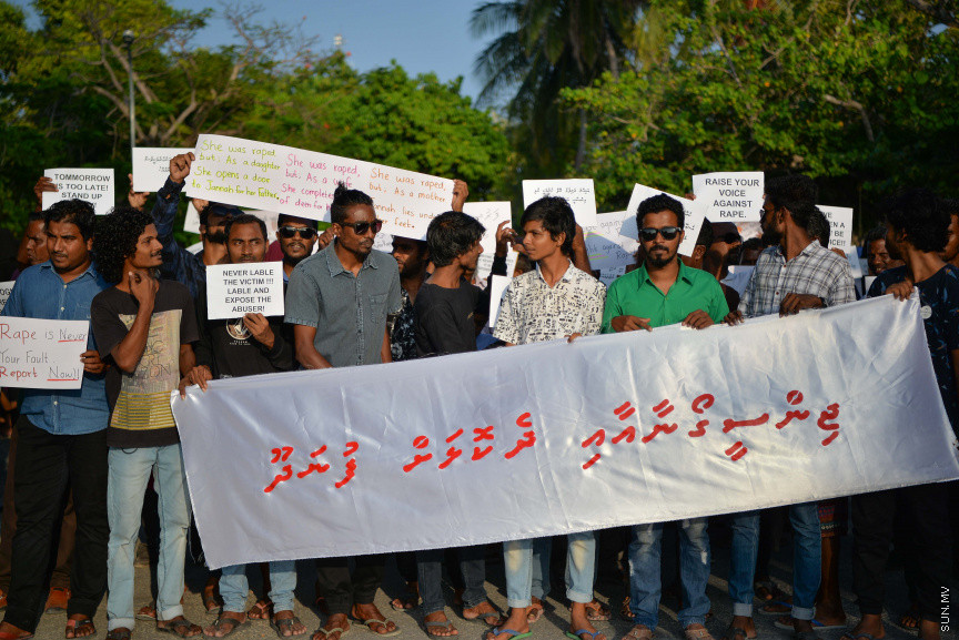 ޖެނުއަރީ 24، 2020: ކުޑަ ކުދިންނަށް ކުރާ ޖިންސީ ގޯނާއާ ދެކޮޅަށް ށ. ފުނަދޫގައި ހަވީރު ބޭއްވި ހަރަކާތުގެ ތެރެއިން: މި ހަރަކާތުގައި ވަނީ ޖިންސީ ގޯނާއަށް ހޭލުންތެރިކުރުމުގެ ގޮތުން މައުލޫމާތު ދީފައި އަދި ޖިންސީ ގޯނާއާ ދެކޮޅަށް ރަށުގެ ހުރިހާ އުމުރެއްގެ މީހުން ބައިވެރިވި ހިނގާލުމެއް ވަނީ ބާއްވާފައި --- ސަން ފޮޓޯ/ މުހައްމަދު އަފްރާހް