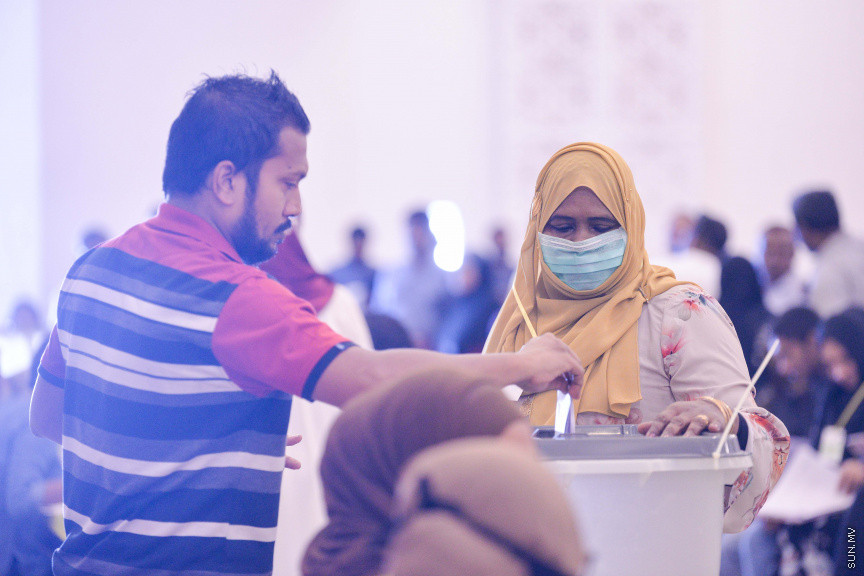 ޖެނުއަރީ 31، 2020: ވެރިކަން ކުރާ މައި ޕާޓީ، އެމްޑީޕީގެ ލޯކަލް ކައުންސިލް އިންތިހާބުގެ ޕްރައިމަރީގެ ވޯޓުލުމުގެ ތެރެއިން: މި ޕްރައިމަރީގައި ވޯޓު ދިނުމުގެ ހައްގު 90،000 އަށް ވުރެ ގިނަ މީހުންނަށް ވަނީ ލިބިފަ -- ސަން ފޮޓޯ/ ފަޔާޒު މޫސާ