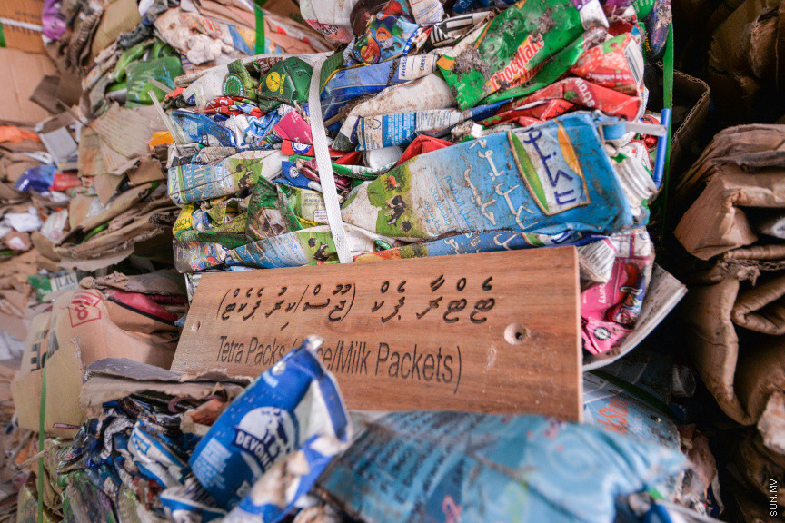 ފެބްރުއަރީ 3، 2020: ސޮނޭވާފުއްޓާއި އަދި އިތުރު ޖަމިއްޔާއެއް ގުޅިގެން ބ. މާޅޮހުގައި ގާއިމުކުރި "އީކޯ ސެންޓްރޯ" ހުޅުވުމަށް މާޅޮހުގައި ބޭއްވި ހާއްސަ ރަސްމިއްޔާތުގެ ތެރެއިން: މި ސެންޓްރޯ ހުޅުވައިދެއްވީ މަޖިލިސް ރައީސް މުހައްމަދު ނަޝީދު -- ސަން ފޮޓޯ: ފަޔާޒު މޫސާ