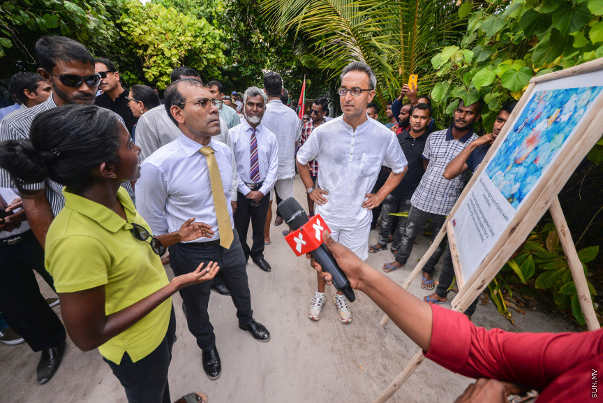 ފެބްރުއަރީ 3، 2020: ސޮނޭވާފުއްޓާއި އަދި އިތުރު ޖަމިއްޔާއެއް ގުޅިގެން ބ. މާޅޮހުގައި ގާއިމުކުރި "އީކޯ ސެންޓްރޯ" ހުޅުވުމަށް މާޅޮހުގައި ބޭއްވި ހާއްސަ ރަސްމިއްޔާތުގެ ތެރެއިން: މި ސެންޓްރޯ ހުޅުވައިދެއްވީ މަޖިލިސް ރައީސް މުހައްމަދު ނަޝީދު -- ސަން ފޮޓޯ: ފަޔާޒު މޫސާ