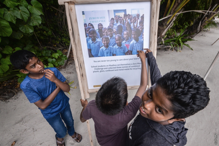 ފެބްރުއަރީ 3، 2020: ސޮނޭވާފުއްޓާއި އަދި އިތުރު ޖަމިއްޔާއެއް ގުޅިގެން ބ. މާޅޮހުގައި ގާއިމުކުރި "އީކޯ ސެންޓްރޯ" ހުޅުވުމަށް މާޅޮހުގައި ބޭއްވި ހާއްސަ ރަސްމިއްޔާތުގެ ތެރެއިން: މި ސެންޓްރޯ ހުޅުވައިދެއްވީ މަޖިލިސް ރައީސް މުހައްމަދު ނަޝީދު -- ސަން ފޮޓޯ: ފަޔާޒު މޫސާ