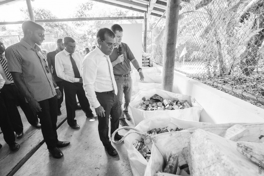 ފެބްރުއަރީ 3، 2020: ސޮނޭވާފުއްޓާއި އަދި އިތުރު ޖަމިއްޔާއެއް ގުޅިގެން ބ. މާޅޮހުގައި ގާއިމުކުރި "އީކޯ ސެންޓްރޯ" ހުޅުވުމަށް މާޅޮހުގައި ބޭއްވި ހާއްސަ ރަސްމިއްޔާތުގެ ތެރެއިން: މި ސެންޓްރޯ ހުޅުވައިދެއްވީ މަޖިލިސް ރައީސް މުހައްމަދު ނަޝީދު -- ސަން ފޮޓޯ: ފަޔާޒު މޫސާ