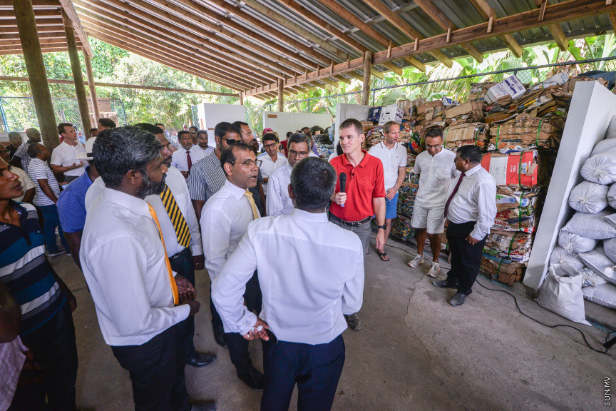 ފެބްރުއަރީ 3، 2020: ސޮނޭވާފުއްޓާއި އަދި އިތުރު ޖަމިއްޔާއެއް ގުޅިގެން ބ. މާޅޮހުގައި ގާއިމުކުރި "އީކޯ ސެންޓްރޯ" ހުޅުވުމަށް މާޅޮހުގައި ބޭއްވި ހާއްސަ ރަސްމިއްޔާތުގެ ތެރެއިން: މި ސެންޓްރޯ ހުޅުވައިދެއްވީ މަޖިލިސް ރައީސް މުހައްމަދު ނަޝީދު -- ސަން ފޮޓޯ: ފަޔާޒު މޫސާ