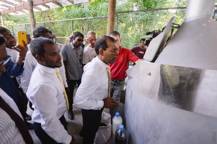 ފެބްރުއަރީ 3، 2020: ސޮނޭވާފުއްޓާއި އަދި އިތުރު ޖަމިއްޔާއެއް ގުޅިގެން ބ. މާޅޮހުގައި ގާއިމުކުރި "އީކޯ ސެންޓްރޯ" ހުޅުވުމަށް މާޅޮހުގައި ބޭއްވި ހާއްސަ ރަސްމިއްޔާތުގެ ތެރެއިން: މި ސެންޓްރޯ ހުޅުވައިދެއްވީ މަޖިލިސް ރައީސް މުހައްމަދު ނަޝީދު -- ސަން ފޮޓޯ: ފަޔާޒު މޫސާ