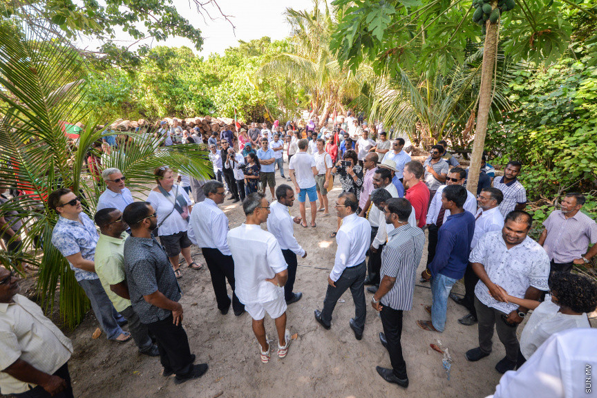 ފެބްރުއަރީ 3، 2020: ސޮނޭވާފުއްޓާއި އަދި އިތުރު ޖަމިއްޔާއެއް ގުޅިގެން ބ. މާޅޮހުގައި ގާއިމުކުރި "އީކޯ ސެންޓްރޯ" ހުޅުވުމަށް މާޅޮހުގައި ބޭއްވި ހާއްސަ ރަސްމިއްޔާތުގެ ތެރެއިން: މި ސެންޓްރޯ ހުޅުވައިދެއްވީ މަޖިލިސް ރައީސް މުހައްމަދު ނަޝީދު -- ސަން ފޮޓޯ: ފަޔާޒު މޫސާ