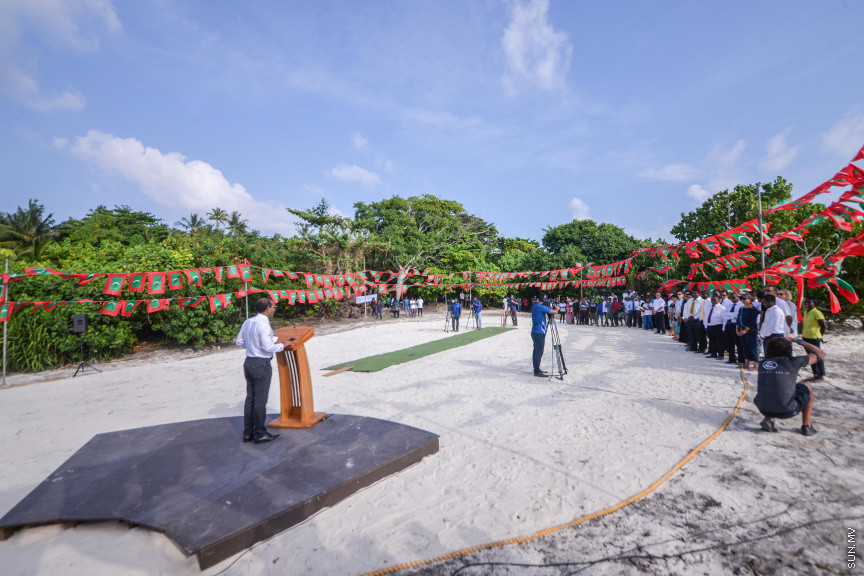 ފެބްރުއަރީ 3، 2020: ސޮނޭވާފުއްޓާއި އަދި އިތުރު ޖަމިއްޔާއެއް ގުޅިގެން ބ. މާޅޮހުގައި ގާއިމުކުރި "އީކޯ ސެންޓްރޯ" ހުޅުވުމަށް މާޅޮހުގައި ބޭއްވި ހާއްސަ ރަސްމިއްޔާތުގެ ތެރެއިން: މި ސެންޓްރޯ ހުޅުވައިދެއްވީ މަޖިލިސް ރައީސް މުހައްމަދު ނަޝީދު -- ސަން ފޮޓޯ: ފަޔާޒު މޫސާ