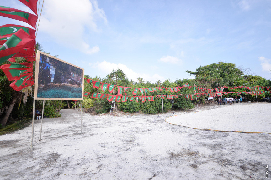 ފެބްރުއަރީ 3، 2020: ސޮނޭވާފުއްޓާއި އަދި އިތުރު ޖަމިއްޔާއެއް ގުޅިގެން ބ. މާޅޮހުގައި ގާއިމުކުރި "އީކޯ ސެންޓްރޯ" ހުޅުވުމަށް މާޅޮހުގައި ބޭއްވި ހާއްސަ ރަސްމިއްޔާތުގެ ތެރެއިން: މި ސެންޓްރޯ ހުޅުވައިދެއްވީ މަޖިލިސް ރައީސް މުހައްމަދު ނަޝީދު -- ސަން ފޮޓޯ: ފަޔާޒު މޫސާ