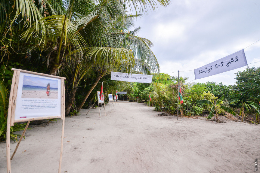 ފެބްރުއަރީ 3، 2020: ސޮނޭވާފުއްޓާއި އަދި އިތުރު ޖަމިއްޔާއެއް ގުޅިގެން ބ. މާޅޮހުގައި ގާއިމުކުރި "އީކޯ ސެންޓްރޯ" ހުޅުވުމަށް މާޅޮހުގައި ބޭއްވި ހާއްސަ ރަސްމިއްޔާތުގެ ތެރެއިން: މި ސެންޓްރޯ ހުޅުވައިދެއްވީ މަޖިލިސް ރައީސް މުހައްމަދު ނަޝީދު -- ސަން ފޮޓޯ: ފަޔާޒު މޫސާ