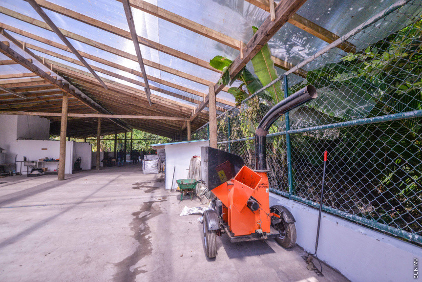 ފެބްރުއަރީ 3، 2020: ސޮނޭވާފުއްޓާއި އަދި އިތުރު ޖަމިއްޔާއެއް ގުޅިގެން ބ. މާޅޮހުގައި ގާއިމުކުރި "އީކޯ ސެންޓްރޯ" ހުޅުވުމަށް މާޅޮހުގައި ބޭއްވި ހާއްސަ ރަސްމިއްޔާތުގެ ތެރެއިން: މި ސެންޓްރޯ ހުޅުވައިދެއްވީ މަޖިލިސް ރައީސް މުހައްމަދު ނަޝީދު -- ސަން ފޮޓޯ: ފަޔާޒު މޫސާ