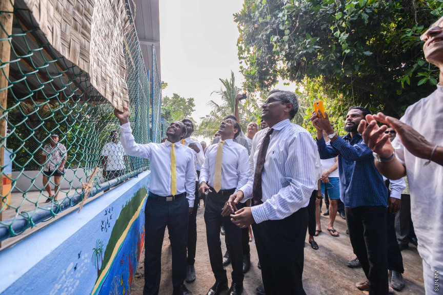 ފެބްރުއަރީ 3، 2020: ސޮނޭވާފުއްޓާއި އަދި އިތުރު ޖަމިއްޔާއެއް ގުޅިގެން ބ. މާޅޮހުގައި ގާއިމުކުރި "އީކޯ ސެންޓްރޯ" ހުޅުވުމަށް މާޅޮހުގައި ބޭއްވި ހާއްސަ ރަސްމިއްޔާތުގެ ތެރެއިން: މި ސެންޓްރޯ ހުޅުވައިދެއްވީ މަޖިލިސް ރައީސް މުހައްމަދު ނަޝީދު -- ސަން ފޮޓޯ: ފަޔާޒު މޫސާ