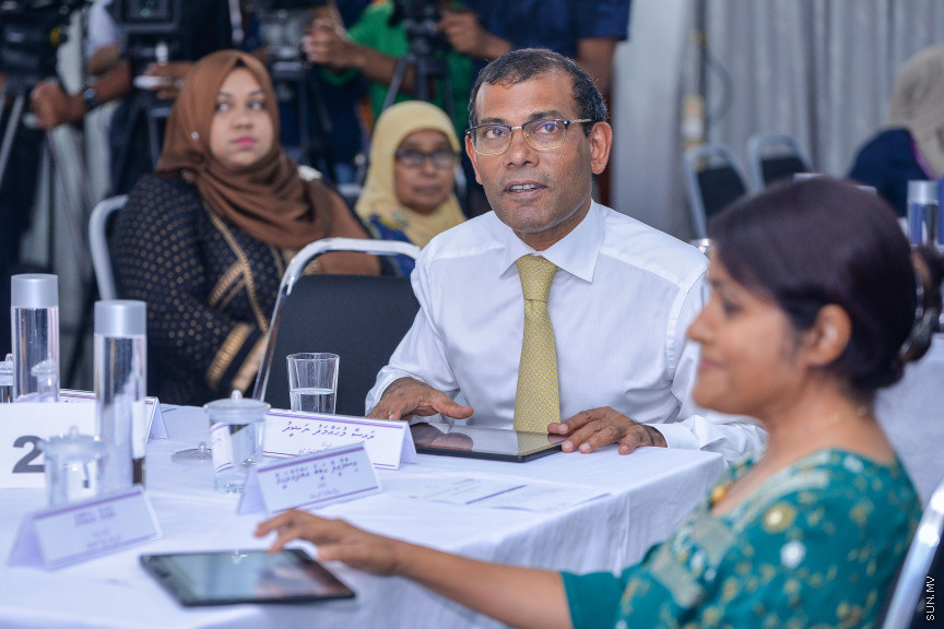 ފެބްރުއަރީ 4، 2020: ކައުންސިލް އިންތިޚާބާއި އަންހެނުންގެ ތަރައްގީ އަށް މަސައްކަތްކުރާ ކޮމިޓީގެ އިންތިޚާބު އިއުލާންކުރަން އިލެކްޝަން ކޮމިޝަންގައި ބޭއްވި ރަސްމިއްޔާތުގެ ތެރެއިން: މި ރަސްމިއްޔާތުގައި މަޖިލިސް ރައީސް އަދި، ސިޔާސީ ޕާޓީތަކުގެ އިސްވެރިންނާއި، މަޖިލިސް މެމްބަރުން ބައިވެރި ވެޑައިގެންނެވި -- ސަން ފޮޓޯ/ ފަޔާޒު މޫސާ