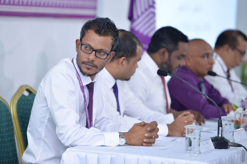 ފެބްރުއަރީ 4، 2020: ކައުންސިލް އިންތިޚާބާއި އަންހެނުންގެ ތަރައްގީ އަށް މަސައްކަތްކުރާ ކޮމިޓީގެ އިންތިޚާބު އިއުލާންކުރަން އިލެކްޝަން ކޮމިޝަންގައި ބޭއްވި ރަސްމިއްޔާތުގެ ތެރެއިން: މި ރަސްމިއްޔާތުގައި މަޖިލިސް ރައީސް އަދި، ސިޔާސީ ޕާޓީތަކުގެ އިސްވެރިންނާއި، މަޖިލިސް މެމްބަރުން ބައިވެރި ވެޑައިގެންނެވި -- ސަން ފޮޓޯ/ ފަޔާޒު މޫސާ