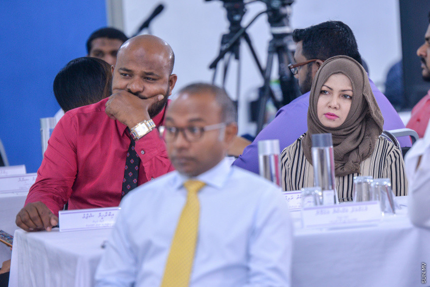 ފެބްރުއަރީ 4، 2020: ކައުންސިލް އިންތިޚާބާއި އަންހެނުންގެ ތަރައްގީ އަށް މަސައްކަތްކުރާ ކޮމިޓީގެ އިންތިޚާބު އިއުލާންކުރަން އިލެކްޝަން ކޮމިޝަންގައި ބޭއްވި ރަސްމިއްޔާތުގެ ތެރެއިން: މި ރަސްމިއްޔާތުގައި މަޖިލިސް ރައީސް އަދި، ސިޔާސީ ޕާޓީތަކުގެ އިސްވެރިންނާއި، މަޖިލިސް މެމްބަރުން ބައިވެރި ވެޑައިގެންނެވި -- ސަން ފޮޓޯ/ ފަޔާޒު މޫސާ
