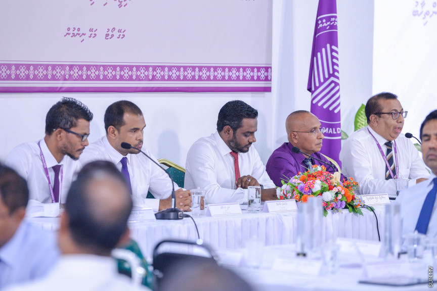 ފެބްރުއަރީ 4، 2020: ކައުންސިލް އިންތިޚާބާއި އަންހެނުންގެ ތަރައްގީ އަށް މަސައްކަތްކުރާ ކޮމިޓީގެ އިންތިޚާބު އިއުލާންކުރަން އިލެކްޝަން ކޮމިޝަންގައި ބޭއްވި ރަސްމިއްޔާތުގެ ތެރެއިން: މި ރަސްމިއްޔާތުގައި މަޖިލިސް ރައީސް އަދި، ސިޔާސީ ޕާޓީތަކުގެ އިސްވެރިންނާއި، މަޖިލިސް މެމްބަރުން ބައިވެރި ވެޑައިގެންނެވި -- ސަން ފޮޓޯ/ ފަޔާޒު މޫސާ