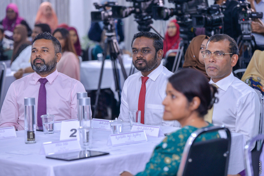 ފެބްރުއަރީ 4، 2020: ކައުންސިލް އިންތިޚާބާއި އަންހެނުންގެ ތަރައްގީ އަށް މަސައްކަތްކުރާ ކޮމިޓީގެ އިންތިޚާބު އިއުލާންކުރަން އިލެކްޝަން ކޮމިޝަންގައި ބޭއްވި ރަސްމިއްޔާތުގެ ތެރެއިން: މި ރަސްމިއްޔާތުގައި މަޖިލިސް ރައީސް އަދި، ސިޔާސީ ޕާޓީތަކުގެ އިސްވެރިންނާއި، މަޖިލިސް މެމްބަރުން ބައިވެރި ވެޑައިގެންނެވި -- ސަން ފޮޓޯ/ ފަޔާޒު މޫސާ