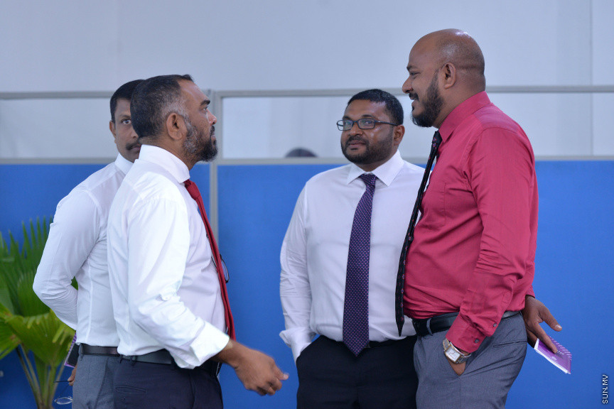 ފެބްރުއަރީ 4، 2020: ކައުންސިލް އިންތިޚާބާއި އަންހެނުންގެ ތަރައްގީ އަށް މަސައްކަތްކުރާ ކޮމިޓީގެ އިންތިޚާބު އިއުލާންކުރަން އިލެކްޝަން ކޮމިޝަންގައި ބޭއްވި ރަސްމިއްޔާތުގެ ތެރެއިން: މި ރަސްމިއްޔާތުގައި މަޖިލިސް ރައީސް އަދި، ސިޔާސީ ޕާޓީތަކުގެ އިސްވެރިންނާއި، މަޖިލިސް މެމްބަރުން ބައިވެރި ވެޑައިގެންނެވި -- ސަން ފޮޓޯ/ ފަޔާޒު މޫސާ