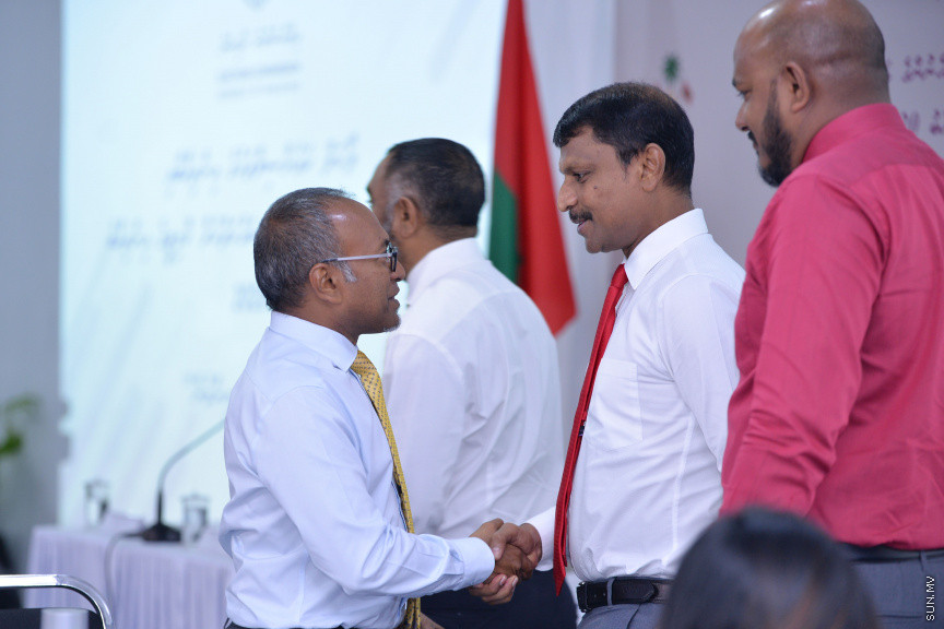 ފެބްރުއަރީ 4، 2020: ކައުންސިލް އިންތިޚާބާއި އަންހެނުންގެ ތަރައްގީ އަށް މަސައްކަތްކުރާ ކޮމިޓީގެ އިންތިޚާބު އިއުލާންކުރަން އިލެކްޝަން ކޮމިޝަންގައި ބޭއްވި ރަސްމިއްޔާތުގެ ތެރެއިން: މި ރަސްމިއްޔާތުގައި މަޖިލިސް ރައީސް އަދި، ސިޔާސީ ޕާޓީތަކުގެ އިސްވެރިންނާއި، މަޖިލިސް މެމްބަރުން ބައިވެރި ވެޑައިގެންނެވި -- ސަން ފޮޓޯ/ ފަޔާޒު މޫސާ