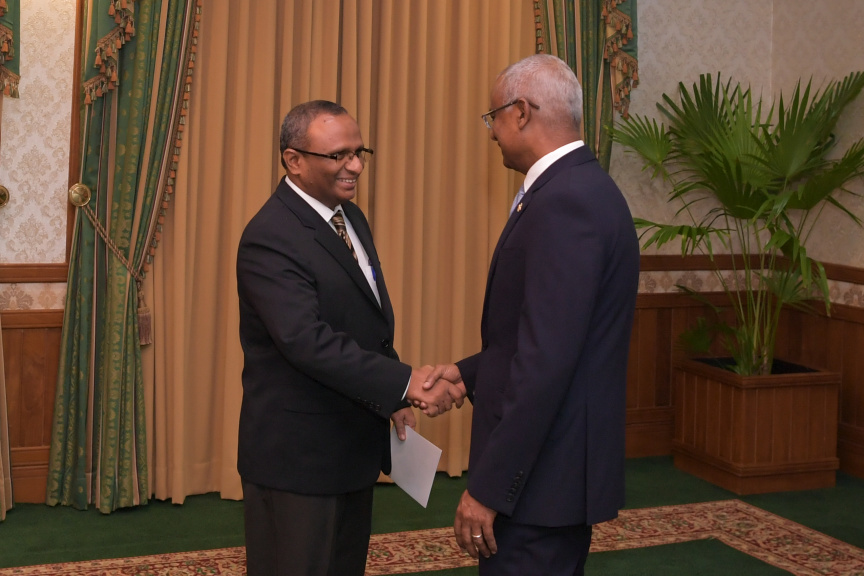 ޖެންޑާ މިނިސްޓަރުކަމަށް އާއިޝަތު މުހައްމަދު ދީދީ އައްޔަނުކުރުމަށް ބޭއްވި ރަސްމިއްޔާތުގައި ރައީސް އިބްރާހިމް މުހައްމަދު ސޯލިހާއި ފަނޑިޔާރު ހުސްނުއްސުއޫދު --- ފޮޓޯ/ ރައީސް އޮފީސް