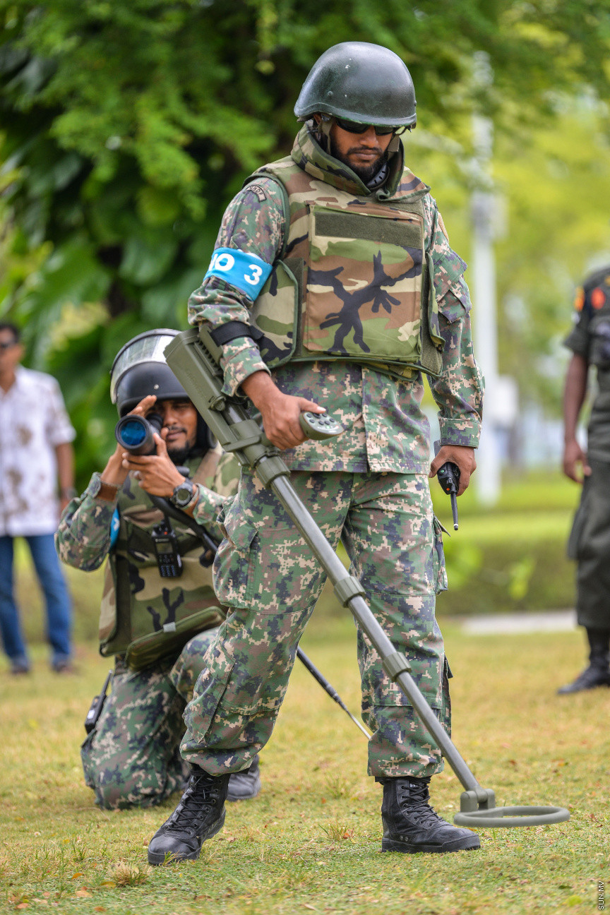 ފެބްރުއަރީ 13، 2020: އެމްއެންޑީއެފުން ހިންގާ "ބޮމްބް އެންޑް އިމްޕްރޮވައިޒްޑް އެކްސްޕްލޯސިވް ޑިވައިސް ޑިސްޕޯސަލް ޓްރޭނިންގ އެޑްވާންސް ކޯސް" ގެ ފައިނަލް އެކްސްސައިޒްތައް ހުޅުމާލޭ ސެންޓްރަލް ޕާކްގައި ބޭއްވުން -- ސަން ފޮޓޯ/ ފަޔާޒު މޫސާ