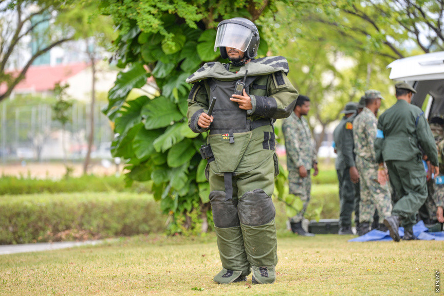 ފެބްރުއަރީ 13، 2020: އެމްއެންޑީއެފުން ހިންގާ "ބޮމްބް އެންޑް އިމްޕްރޮވައިޒްޑް އެކްސްޕްލޯސިވް ޑިވައިސް ޑިސްޕޯސަލް ޓްރޭނިންގ އެޑްވާންސް ކޯސް" ގެ ފައިނަލް އެކްސްސައިޒްތައް ހުޅުމާލޭ ސެންޓްރަލް ޕާކްގައި ބޭއްވުން -- ސަން ފޮޓޯ/ ފަޔާޒު މޫސާ