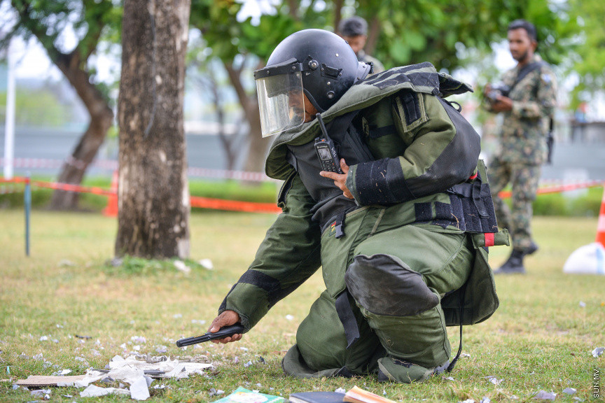 ފެބްރުއަރީ 13، 2020: އެމްއެންޑީއެފުން ހިންގާ "ބޮމްބް އެންޑް އިމްޕްރޮވައިޒްޑް އެކްސްޕްލޯސިވް ޑިވައިސް ޑިސްޕޯސަލް ޓްރޭނިންގ އެޑްވާންސް ކޯސް" ގެ ފައިނަލް އެކްސްސައިޒްތައް ހުޅުމާލޭ ސެންޓްރަލް ޕާކްގައި ބޭއްވުން -- ސަން ފޮޓޯ/ ފަޔާޒު މޫސާ
